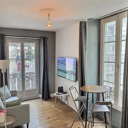 Wonderhost, Quartier Historique Et Populaire Du Chateau De * Pau