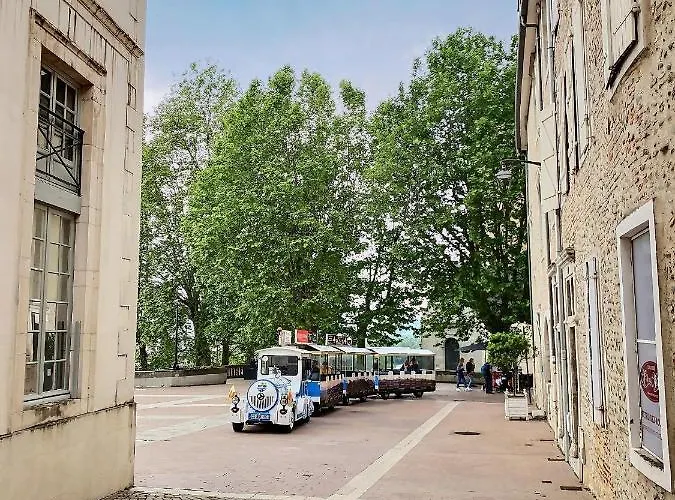 Wonderhost, Quartier Historique Et Populaire Du Chateau De * Pau