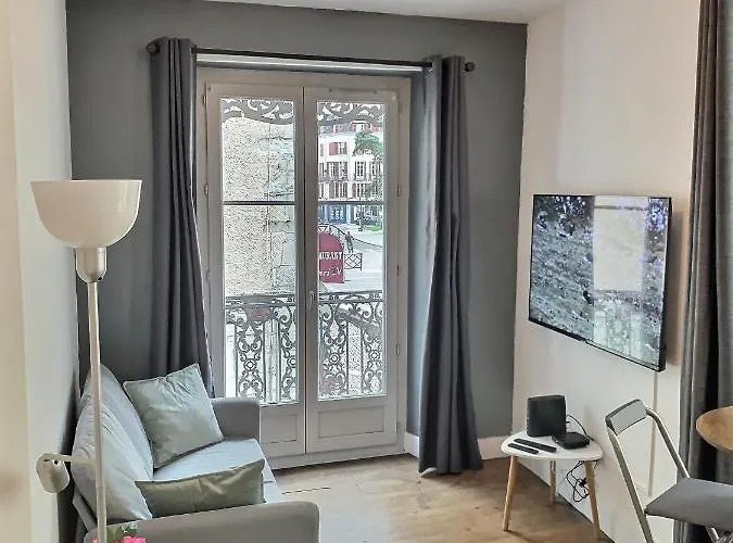 Wonderhost, Quartier Historique Et Populaire Du Chateau De *